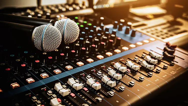 Syst e8me de sonorisation avec console