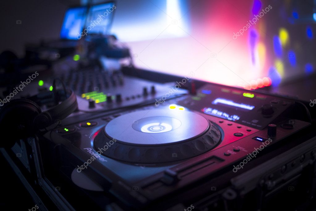 Réception de mariage avec DJ et éclairage chaleureux