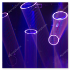 Faisceaux sur scène avec brume