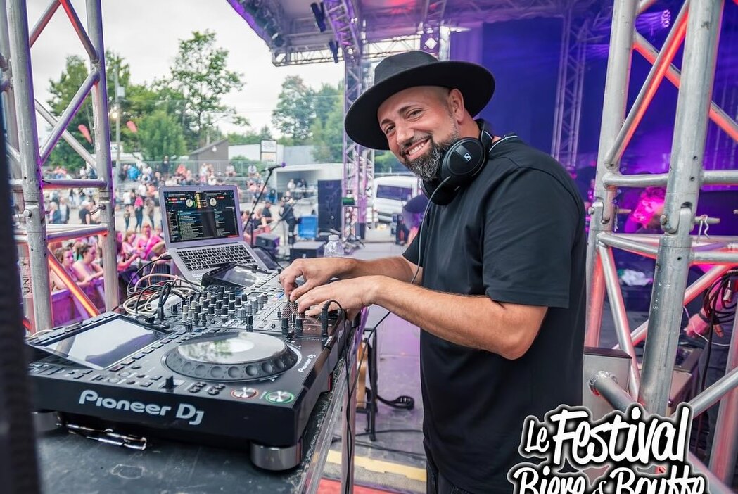 Réception de mariage avec DJ et éclairage chaleureux