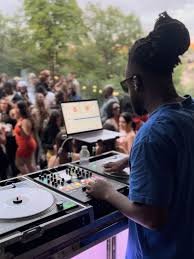 Réception de mariage avec DJ et éclairage chaleureux