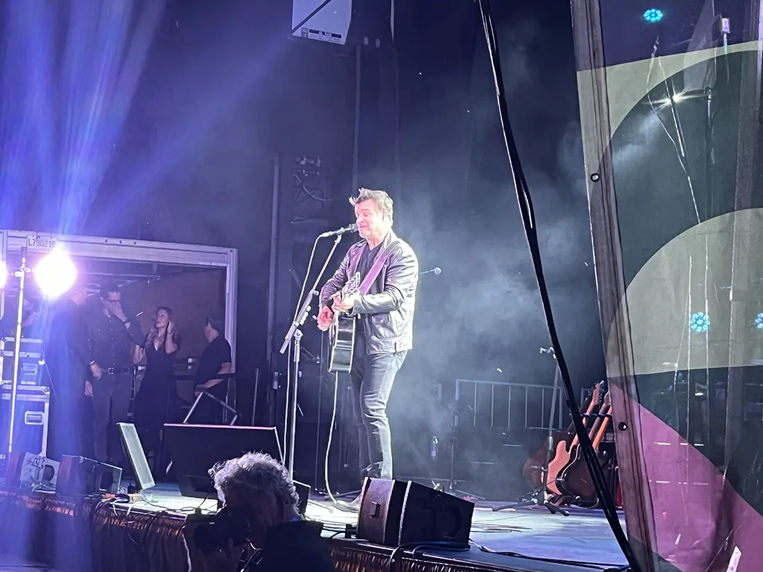 Festival extérieur avec foule