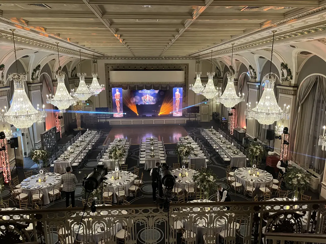 Gala corporatif avec scène éclairée