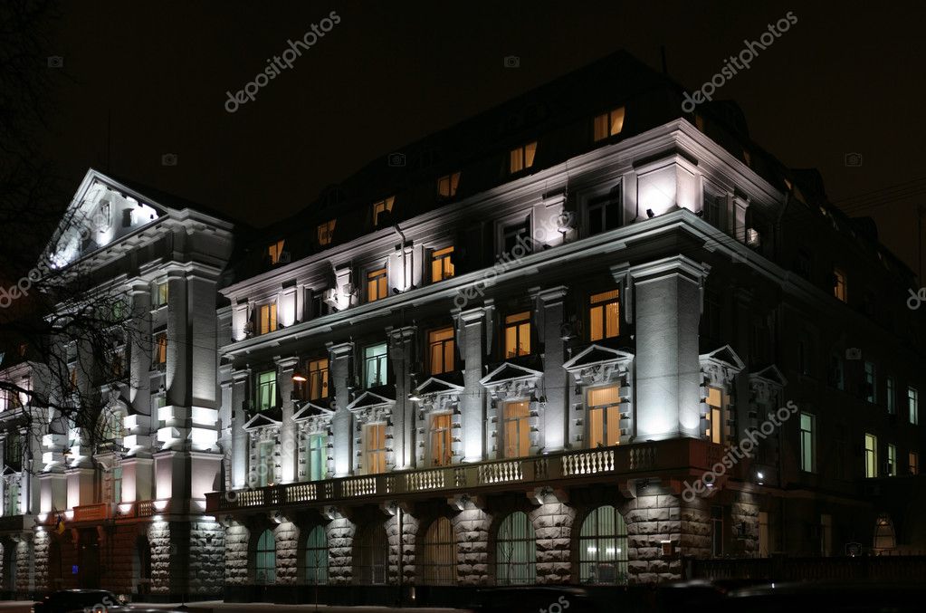 Façade éclairée architecturalement